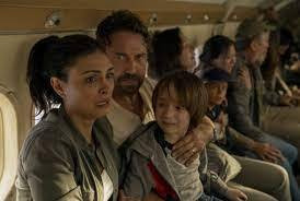 그린랜드로 가는 마지막 비행기안에 있는 존과 부인과 아들