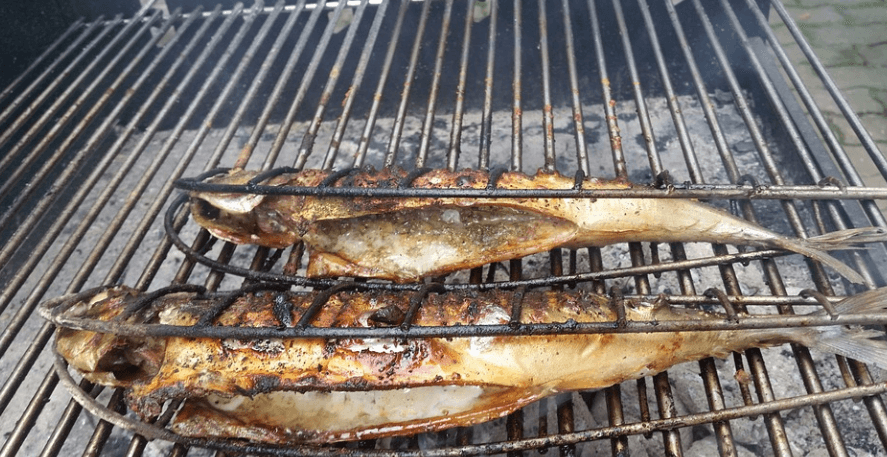 2월 제철 음식 삼치를 굽고 있다
