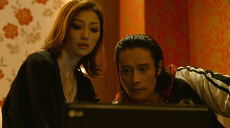 영화 속 이엘│강렬한 눈빛으로 캐릭터를 표현하는 장면