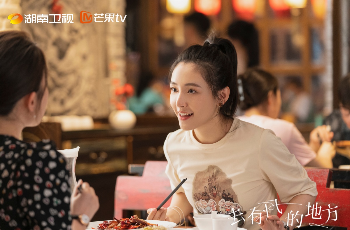 거유풍적지방-린나-카페에서 이야기 하는 모습