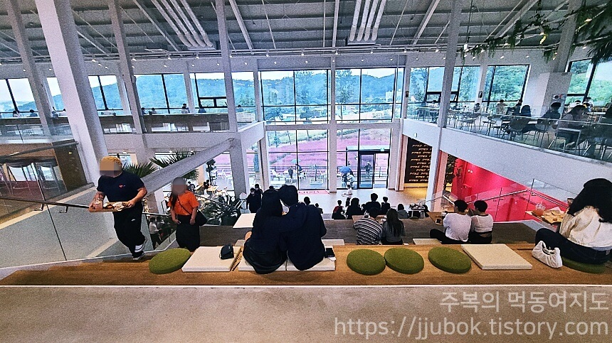 핀스커피-계단-좌석-2