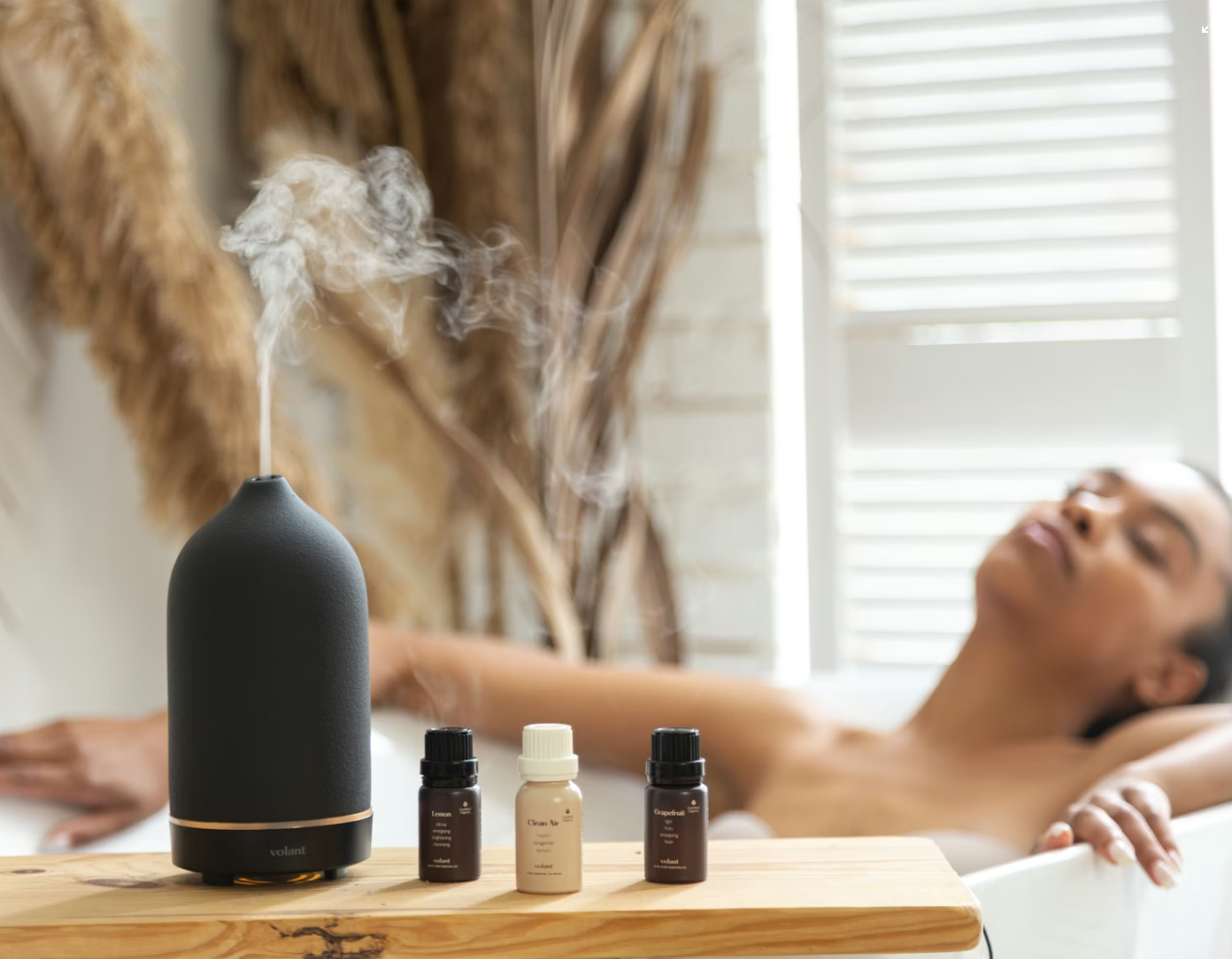 아로마 향기를 활용하고 반신욕을 하고 있는 여성