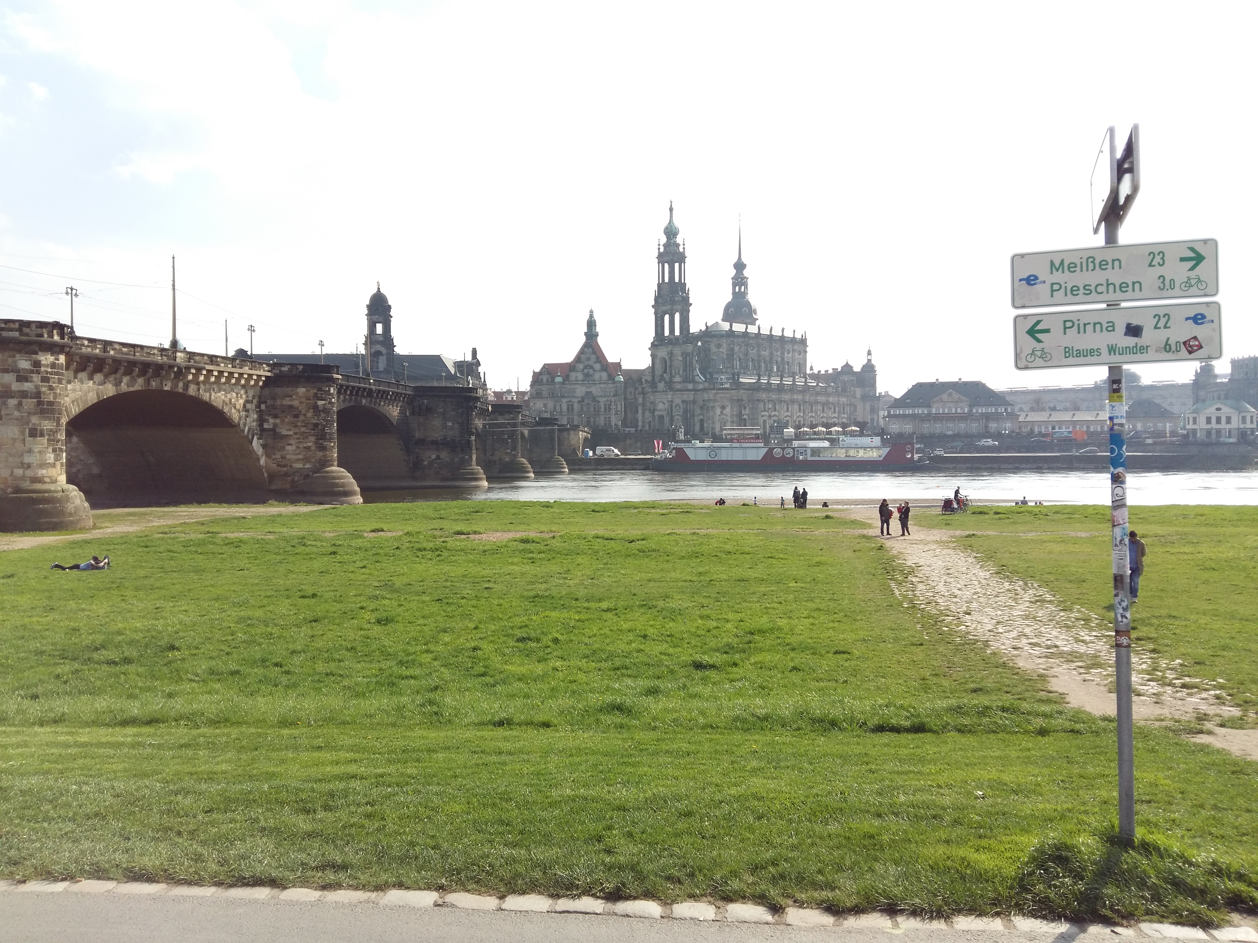 독일 드레스덴 젬퍼 오페라 하우스와 드레스덴 호프 교회