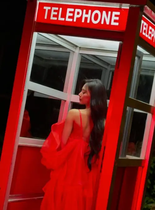 쯔위 여신 사진, 전화박스 안에 들어간 여신 컨셉임