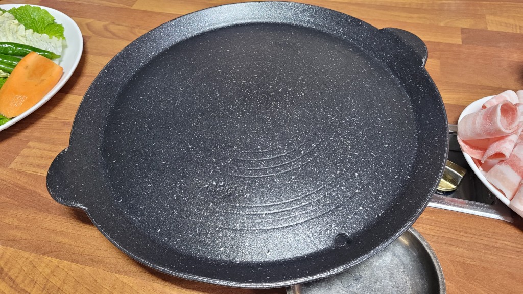 무영쌈밥의 고기를 구워먹는 불판