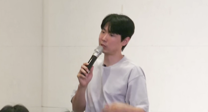 마이크를 들고 부모교육과 자녀 소통에 대해 강연하는 교육 전문가의 모습