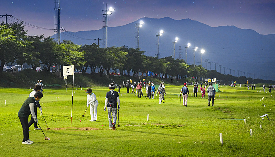 문경파크골프장 야간개장 라운딩 장면들입니다.
정말 환상적이네요.