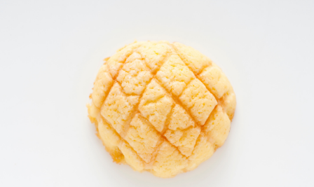 메론 껍질 모양을 한 갈색 빵이 놓여져 있는 사진