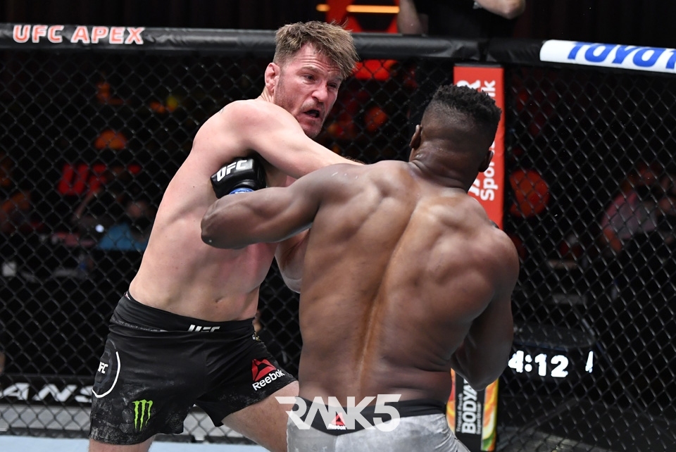 존스와 미오치치의 대결 배경