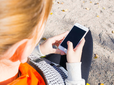 휴대폰을 보고있는 소녀