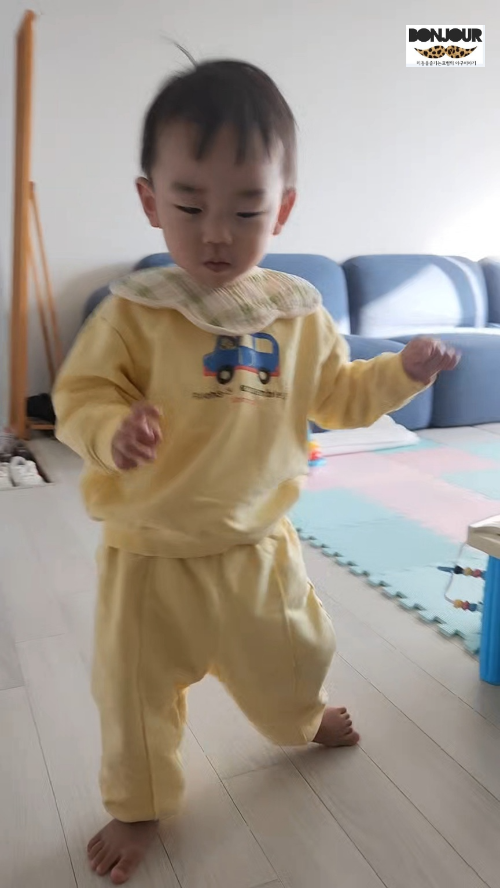 18개월 아기 스스로 걷기 성공 모습 1