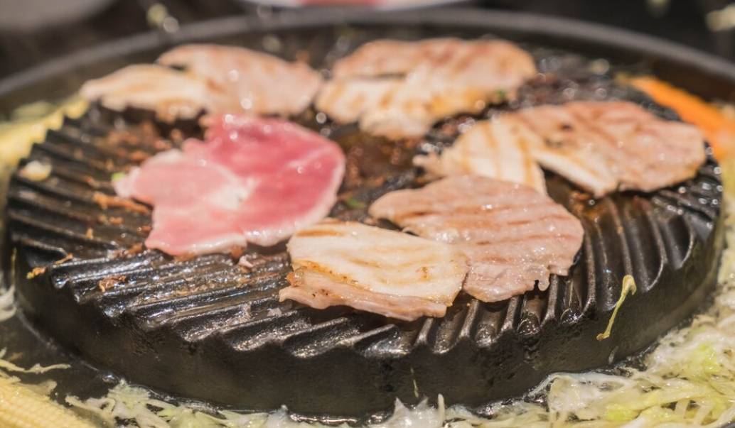 불판에 삼겹살을 굽고 있는 사진