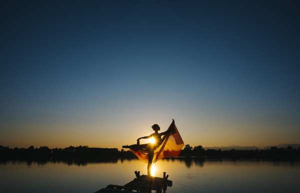 석양을 배경으로 한 발레리나의 우아한 모습
