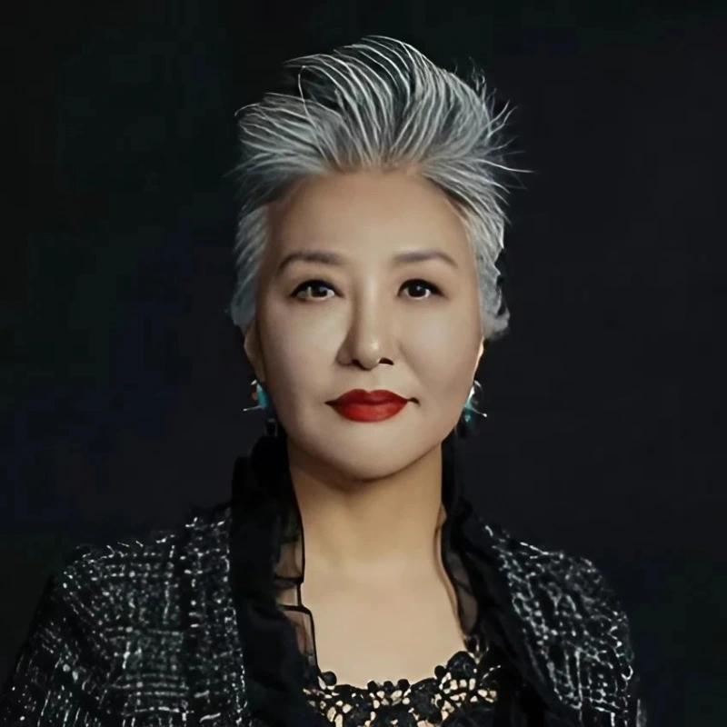 피도 눈물도 없이에서 짧은 백발을 올린 오수향을 연기하는 배우 양혜진