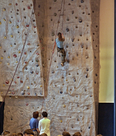 실내 클라이밍하는 이미지