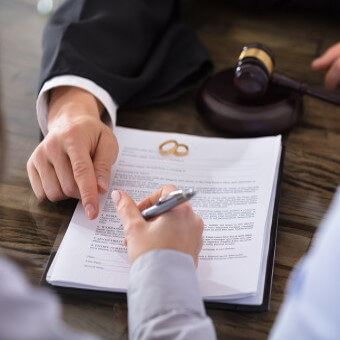 이혼-서류에-직접-서명하고-작성하는-여성