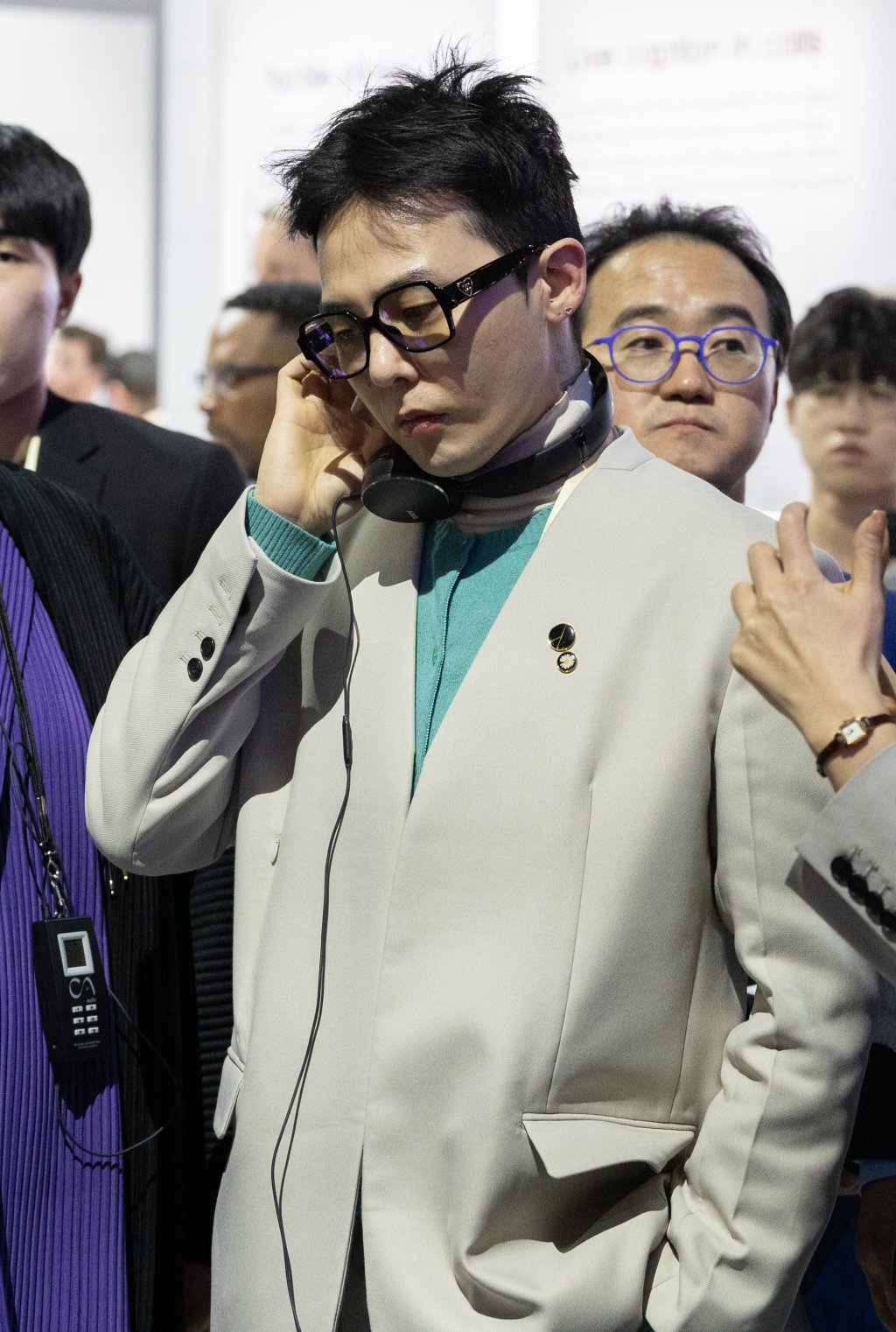 가수 지드래곤이 CES 2024에 참석했다