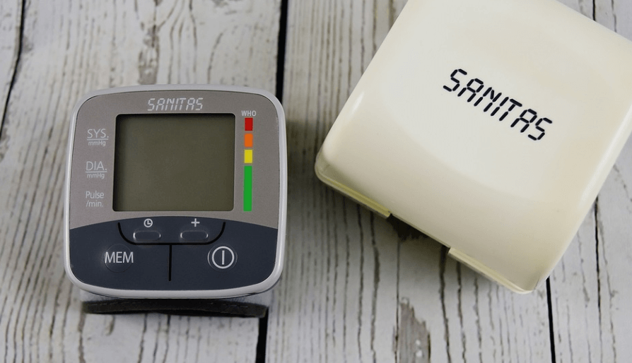 다슬기 효능은 고혈압 개선에 도움이 된다 전자식 혈압계가 테이블 위에 놓여 있다