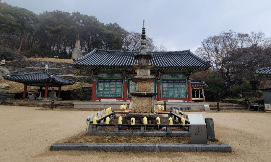 부여 대조사 : 백제의 숨결과 산사의 고요가 공존하는 곳 황금새의 전설과 거대 불상의 미소