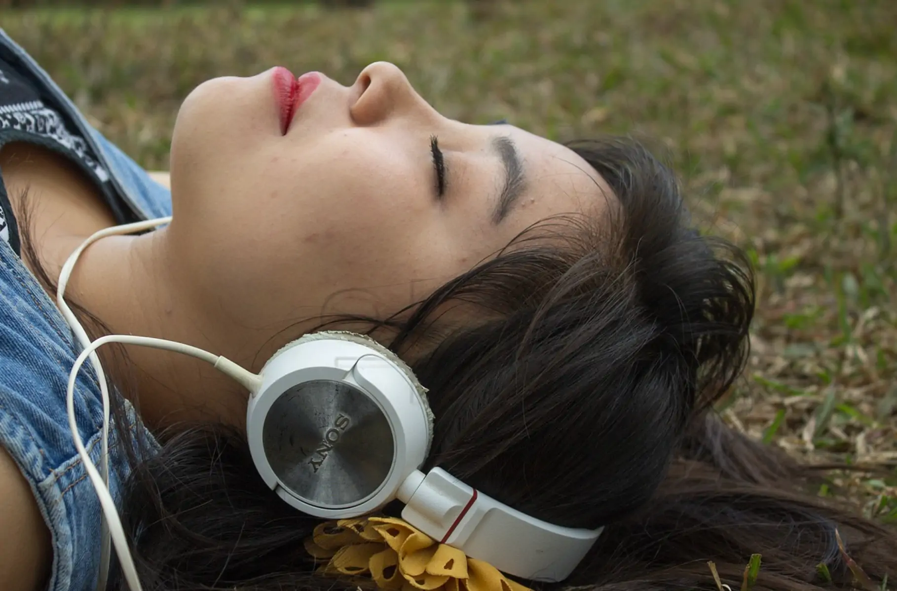 한쪽 귀가 먹먹 할 수 있는 대표적 원인인 음악 크게 듣기 관련 사진