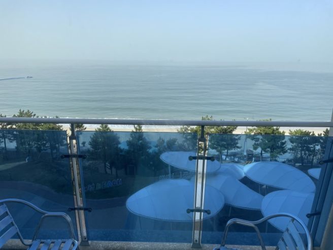 해수욕장 숙소에 관한 그림