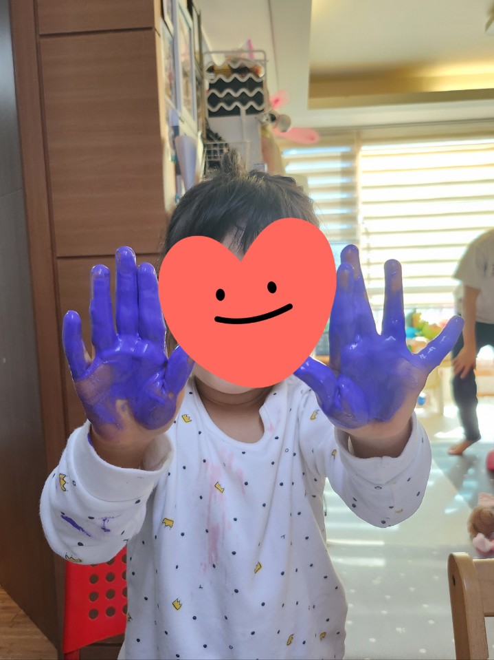 양 손을 보이는 아이