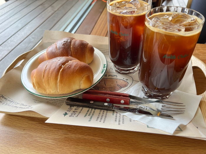 소금빵과 아이스아메리카노