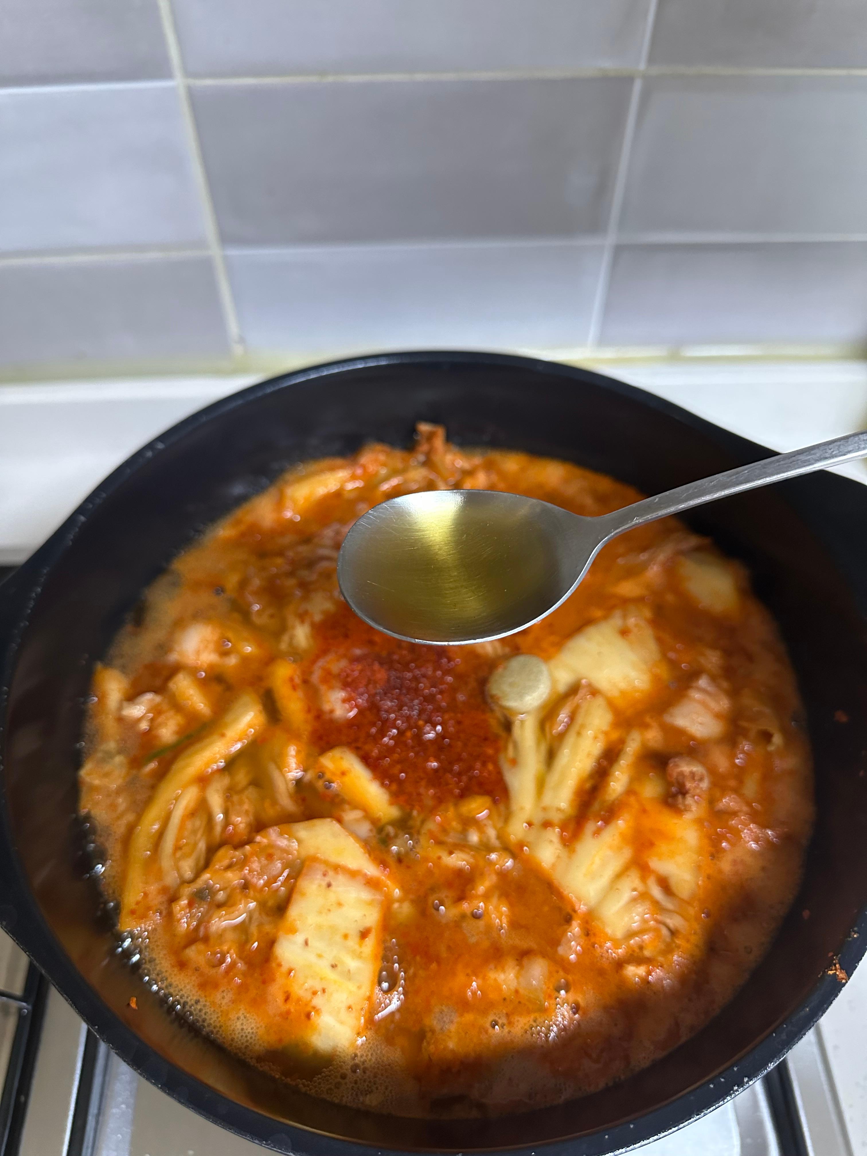 돼지고기, 김치, 대파 등 김치찌개 재료 손질 및 준비 모습