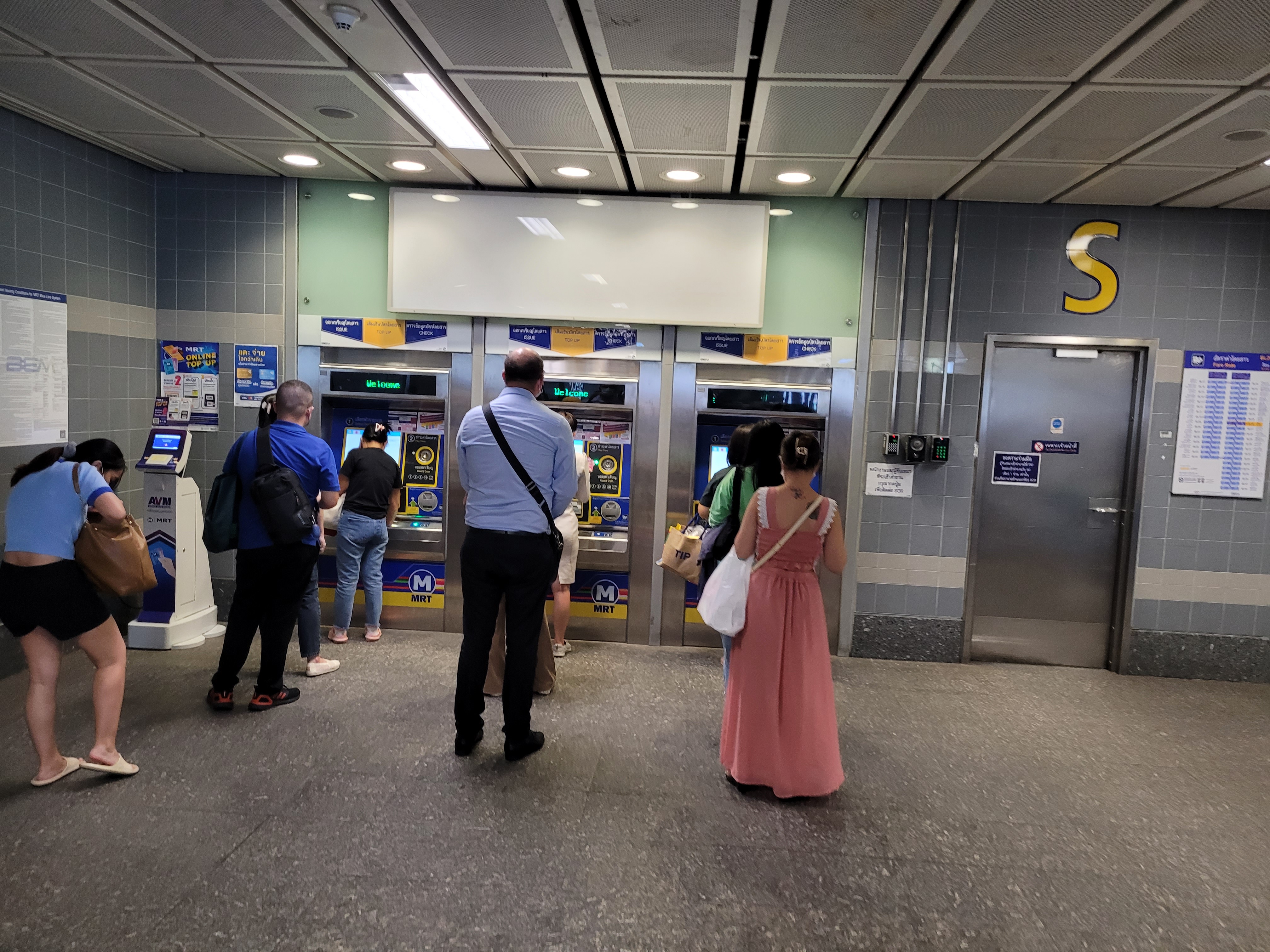 MRT 표를 사기 위해 줄서 있는 모습