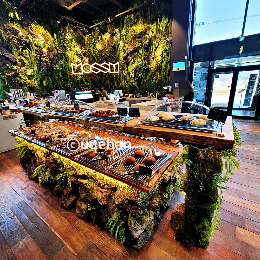 모씨 카페 빵이 진열되어 있다.