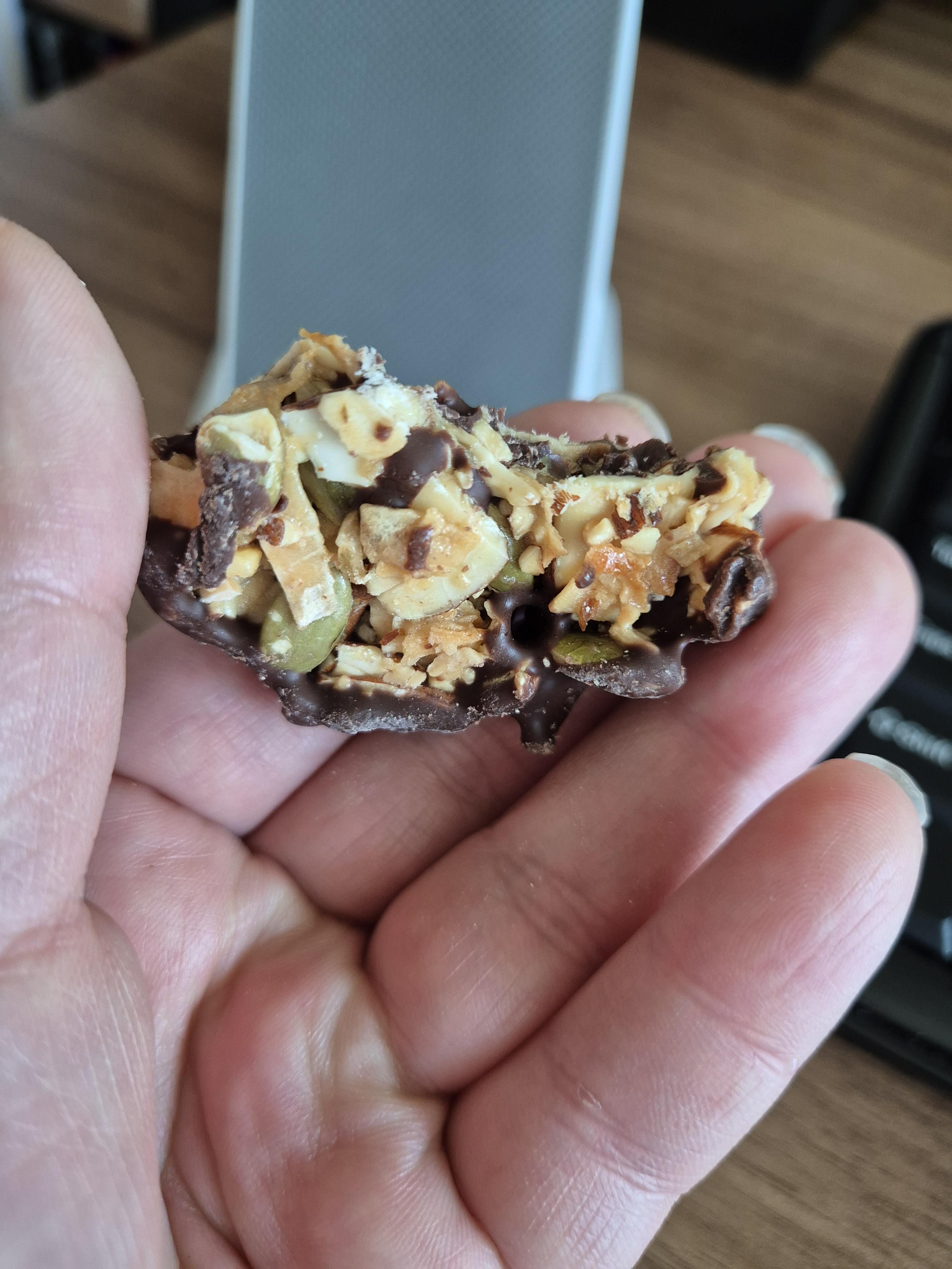 프로틴 너트 클러스터 초코 단면