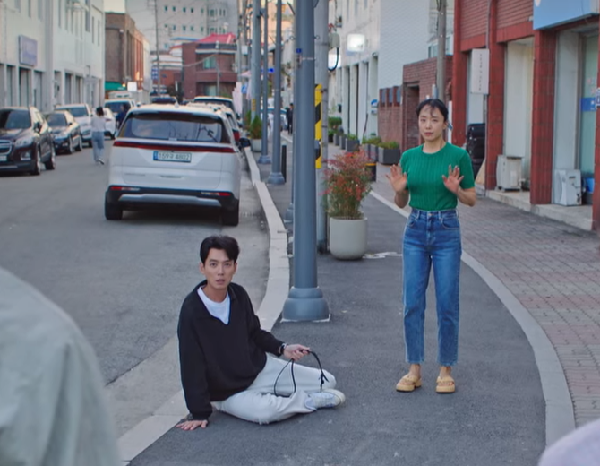 정경호-바닥에-꿇고-있는-모습