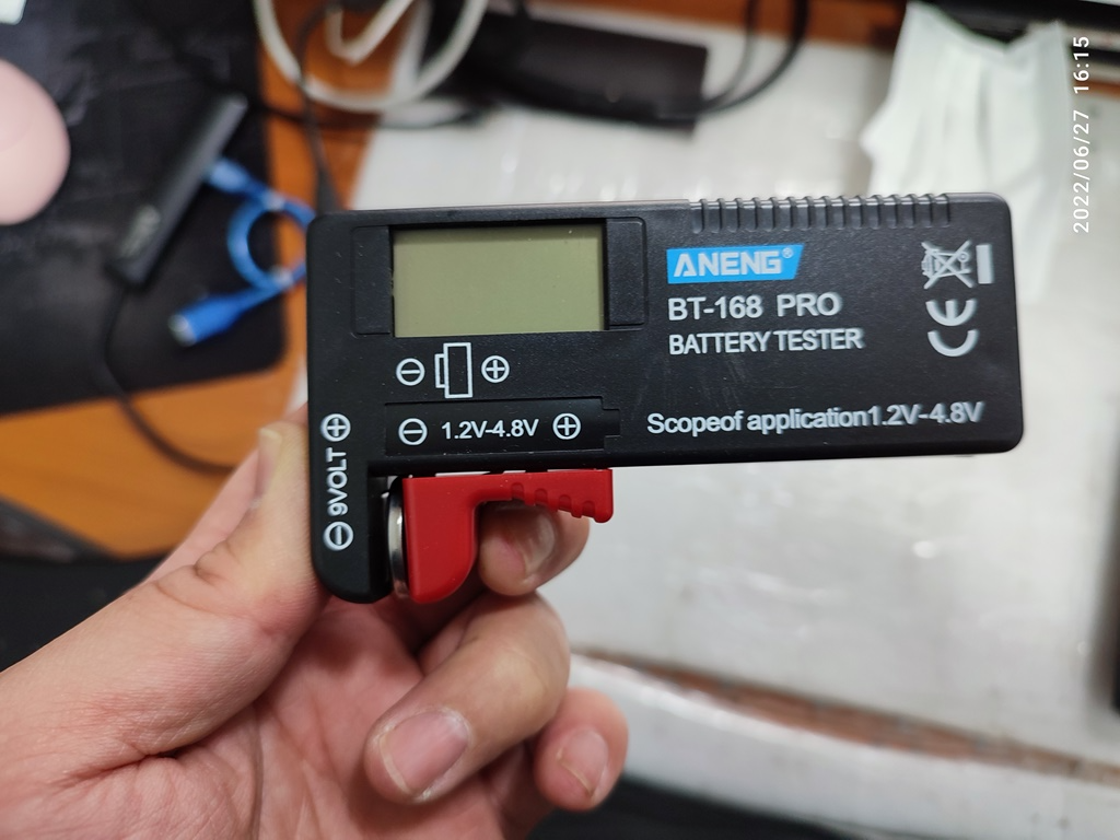 배터리 잔량 측정기 LED 화면도 안 뜰 정도로 방전됐습니다.