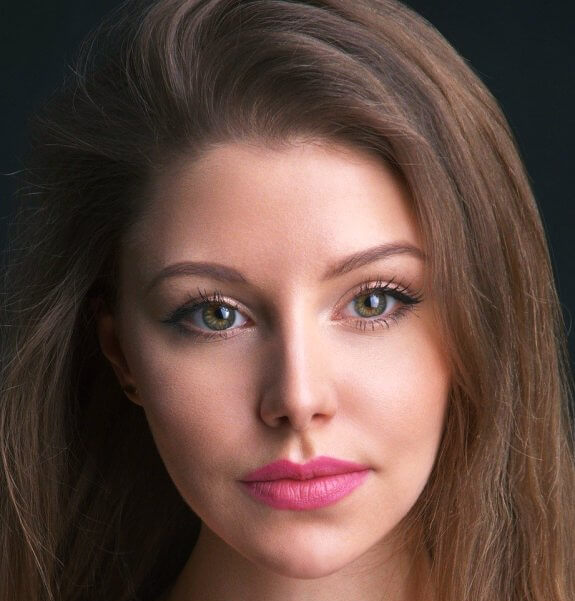 갈색-긴머리-여성