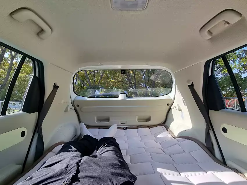 동반자석에 누워서 바라본 모습입니다.