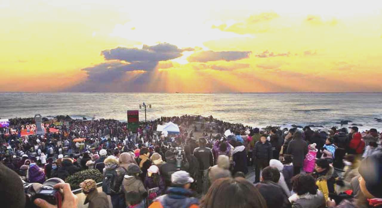 새해 첫날 하늘을 붉게 물들이며 떠오르는 울산 간절곶의 일출 모습이다. [ⓒ울산광역시 울주군 김강현]