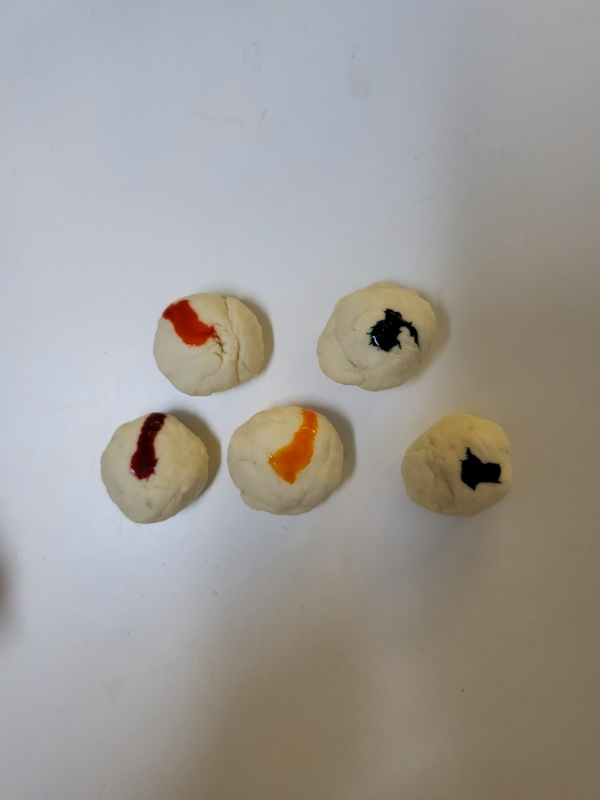 밀가루 반죽에 색소를 떨어뜨린다.