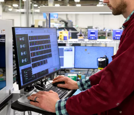 컴퓨터 작업하는 백인남자이미지