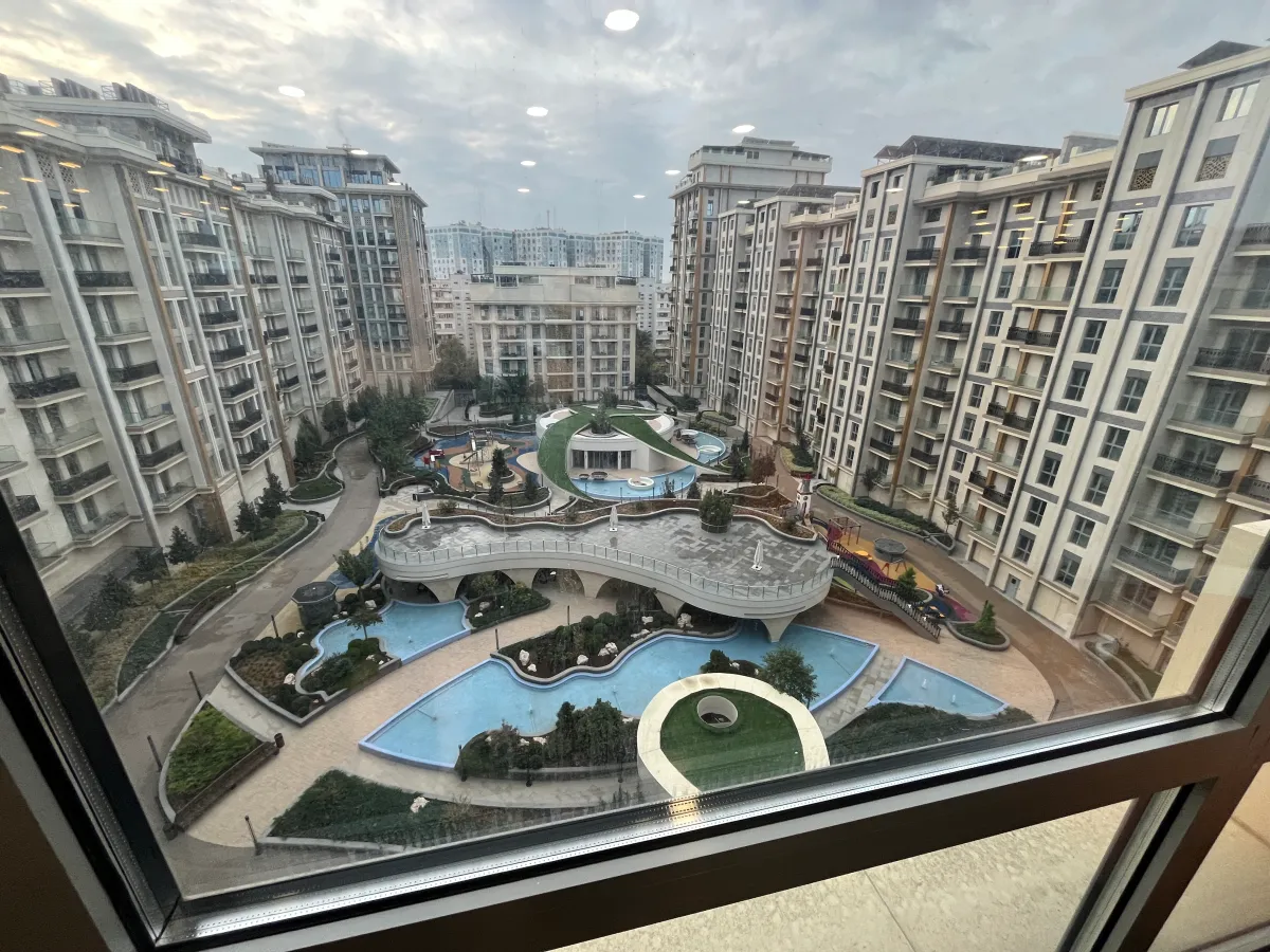 스타일로호텔-헬스장에서-바라보는-수영장있는-호텔전경