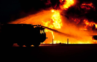 불을 끄고 있는 소방차 사진