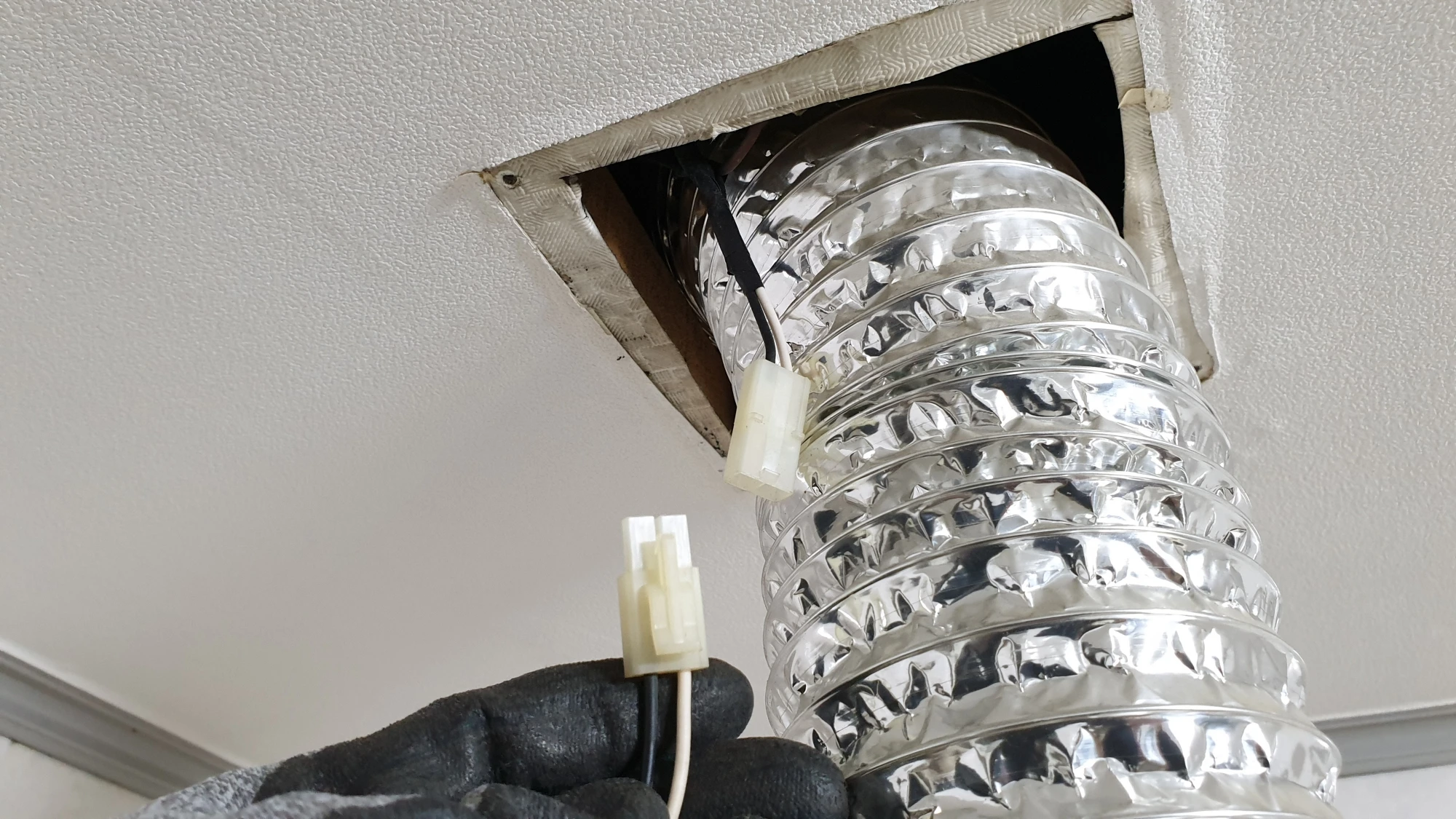 환풍기 전원 전선 잭 분리 모습