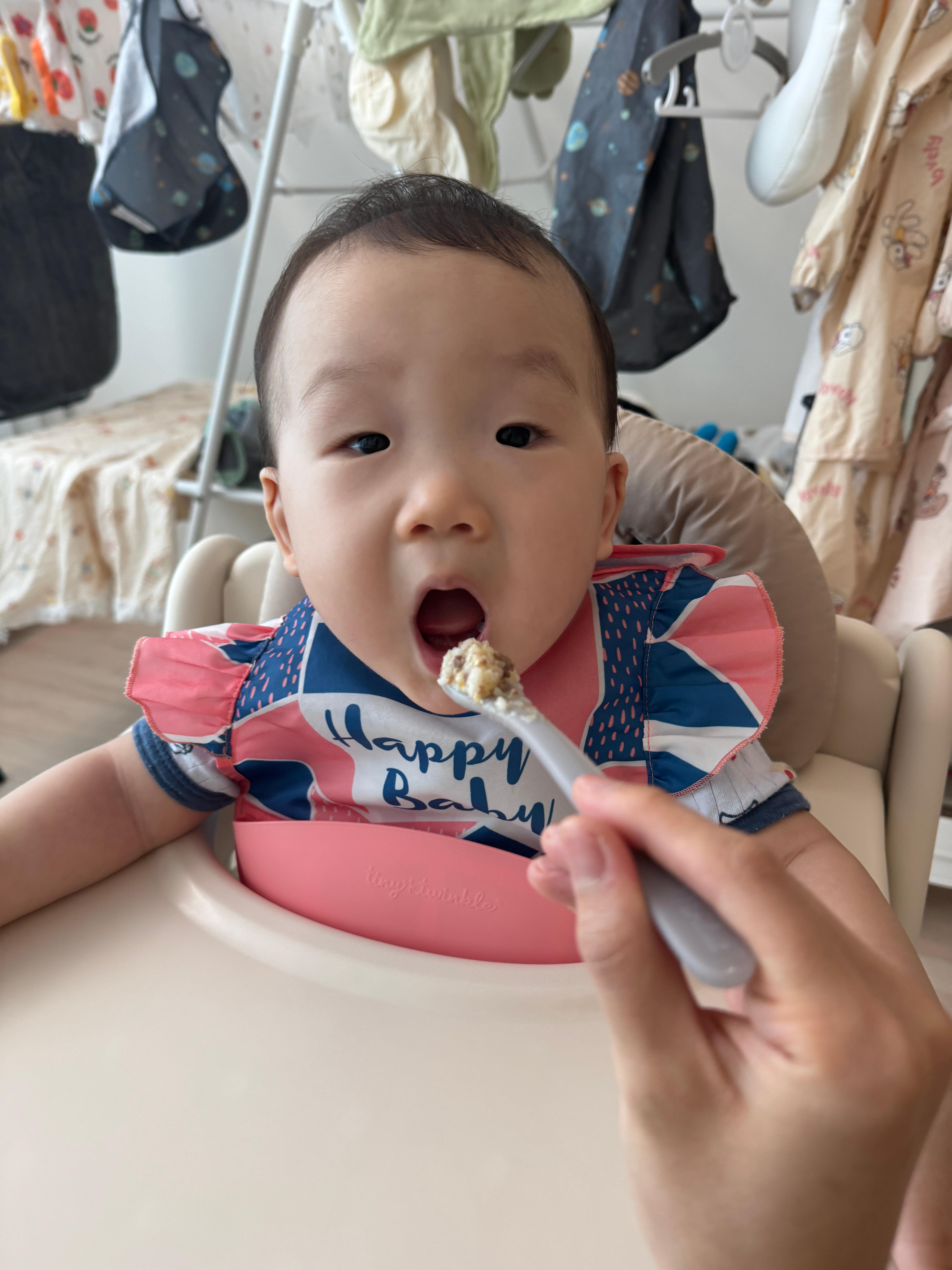 소고기두부단호박죽을 먹으려고 입을 벌리고 있는 아기 모습