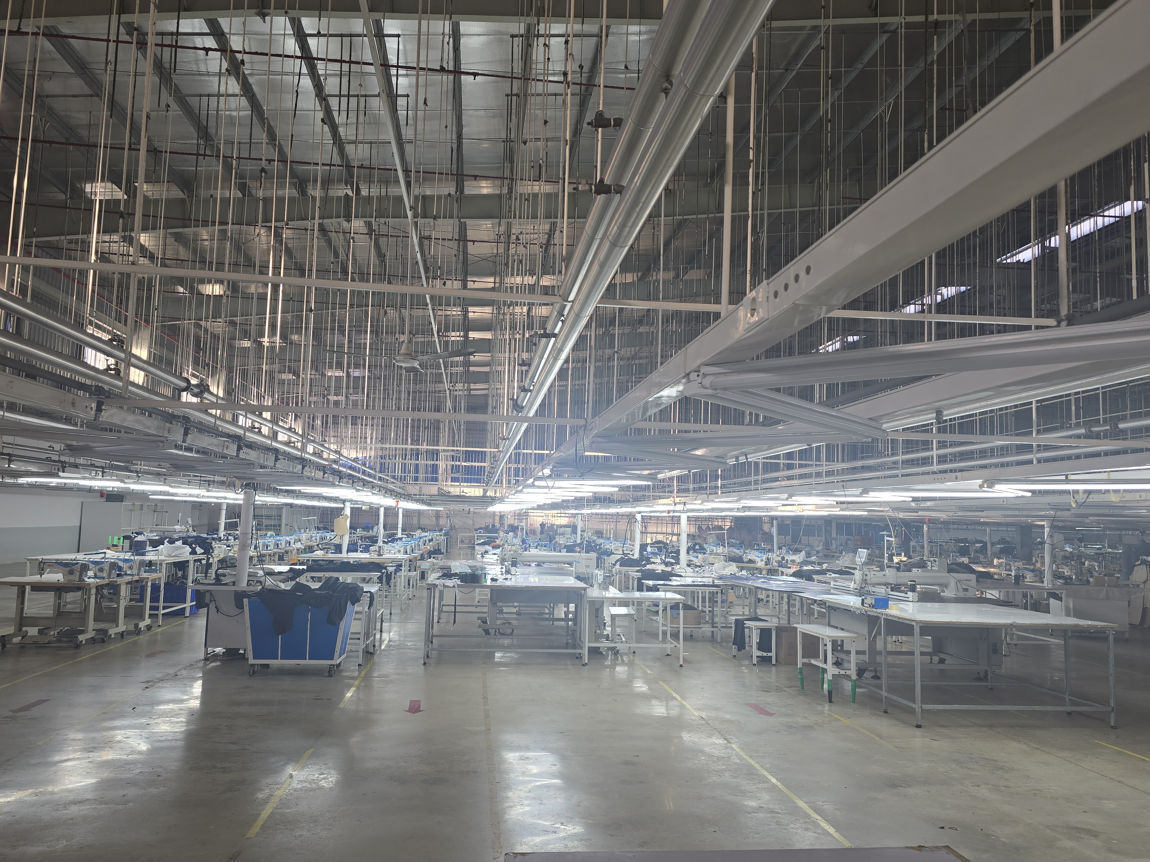 이른 아침 베트남 공장 내부 전경, 작업 시작 전 정리된 생산 라인 모습