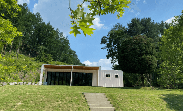 파란하늘-산-건물1채