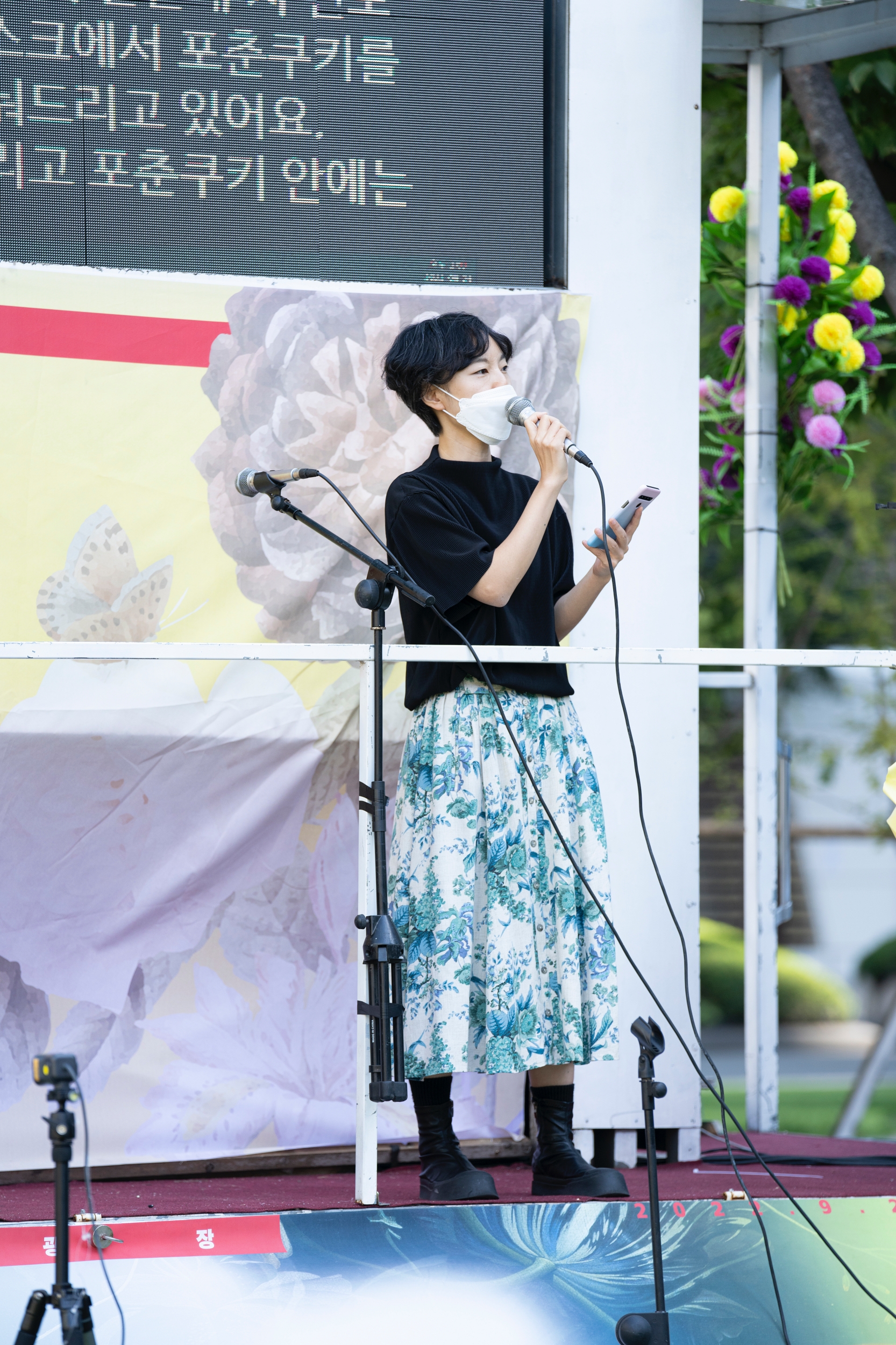 민우회의 제이 활동가님이 무대에 서서 사회를 보고 있다.