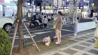 아무리-바빠도-그렇지-아기가-대로변에서-대변을-보고-엄마가-지켜주는-모습