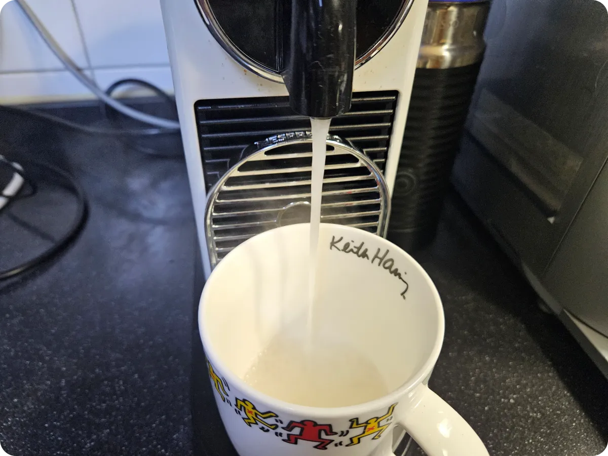 클리닝-커피-캡슐-머신에-넣고-1회-추출시-물컵에-있는-하얀물색