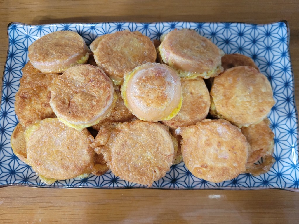 완성되 접시에 담긴 옛날소시지 전