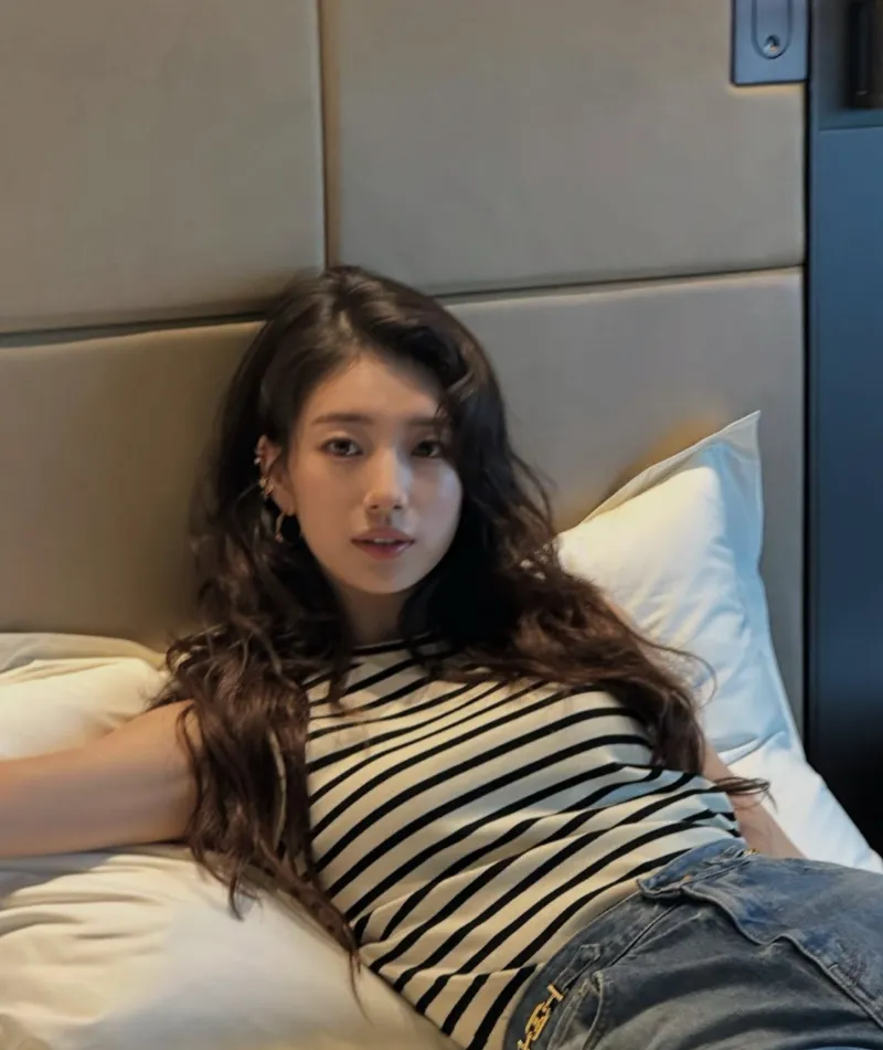 수지셀린느, 수지공항패션, 수지귀국패션, 수지패션, 수지트리옹프백, 셀린느트리옹프, 셀린느가방추천, 셀린느공항룩, 셀린느코디, 셀린느앰버서더, 뷔셀린느, 박보검셀린느, 셀린느25ss, 파리패션위크2025, 수지패션분석, 수지셀린느룩, 수지착장정보, 셀럽공항패션, 셀럽명품가방, 여자공항패션, 명품패션, 명품가방추천, 프렌치시크룩, 꾸안꾸공항패션