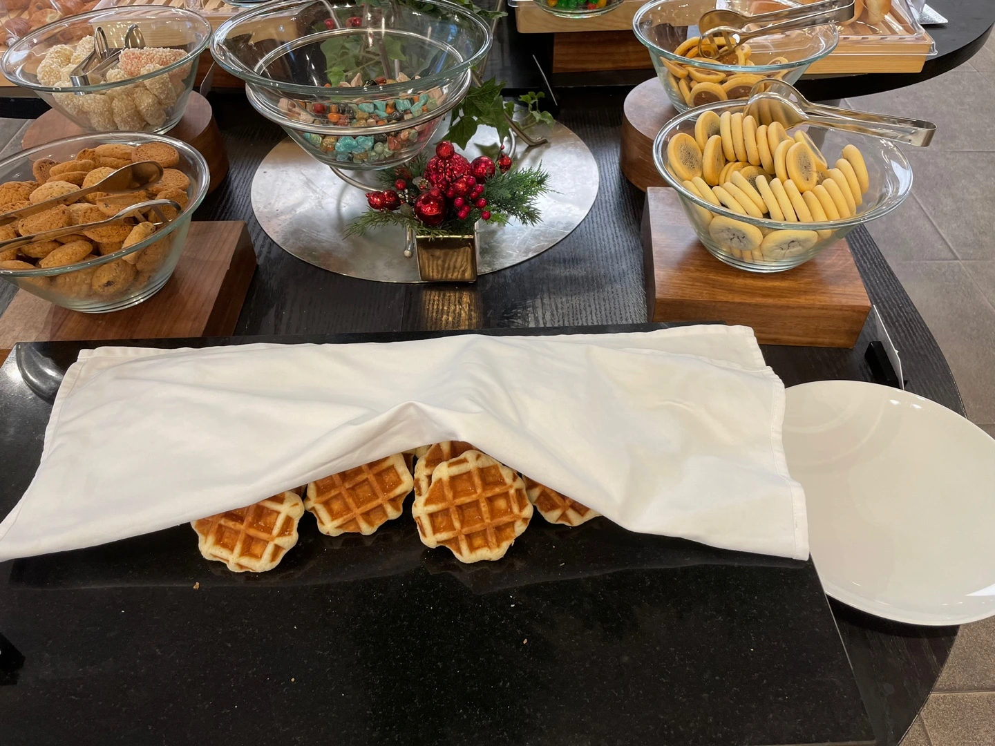 힐튼-가든-인-강남-조식-뷔페-와플